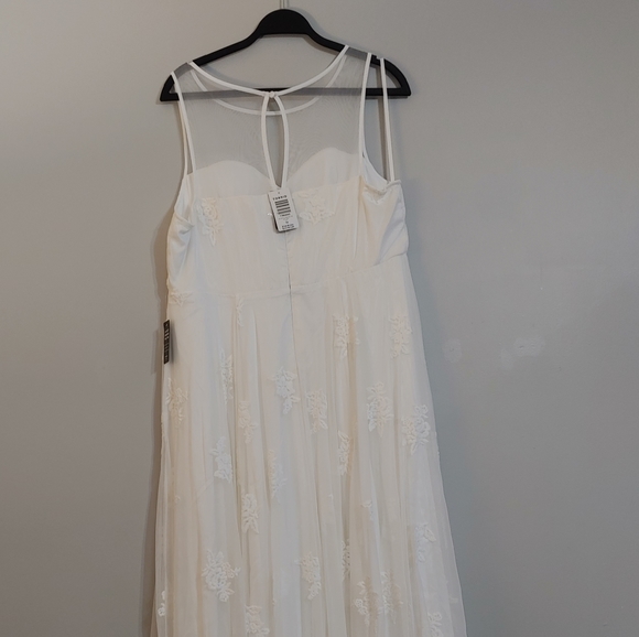 Stunning Torrid Hi-Lo Ivory dress!!! - Picture 9 of 10